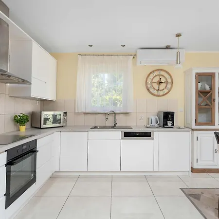Przestronny Dom Z Ogrodem Oraz Kortem Tenisowym By Renters بيت للعطل *
