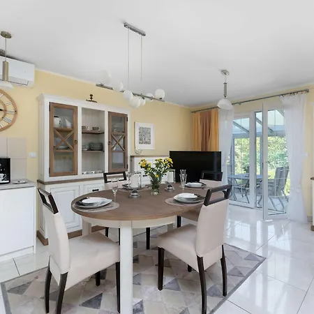 Holiday home Przestronny Dom Z Ogrodem Oraz Kortem Tenisowym By Renters *