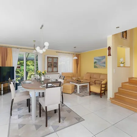 Przestronny Dom Z Ogrodem Oraz Kortem Tenisowym By Renters بيت للعطل غجيبوفو