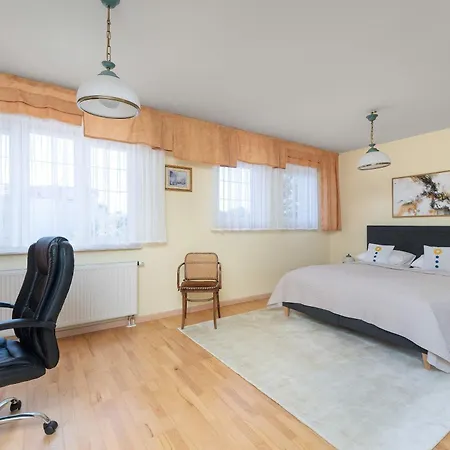 Przestronny Dom Z Ogrodem Oraz Kortem Tenisowym By Renters