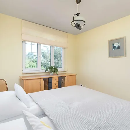 Przestronny Dom Z Ogrodem Oraz Kortem Tenisowym By Renters بيت للعطل