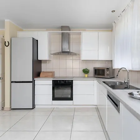 Przestronny Dom Z Ogrodem Oraz Kortem Tenisowym By Renters بيت للعطل