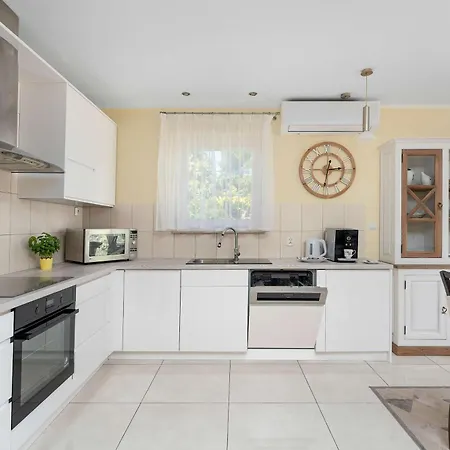 Przestronny Dom Z Ogrodem Oraz Kortem Tenisowym By Renters بيت للعطل