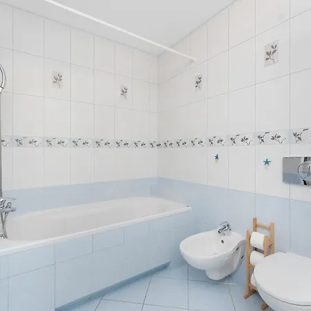 Przestronny Dom Z Ogrodem Oraz Kortem Tenisowym By Renters بيت للعطل غجيبوفو