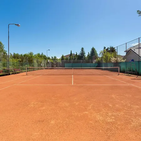 بيت للعطل Przestronny Dom Z Ogrodem Oraz Kortem Tenisowym By Renters *